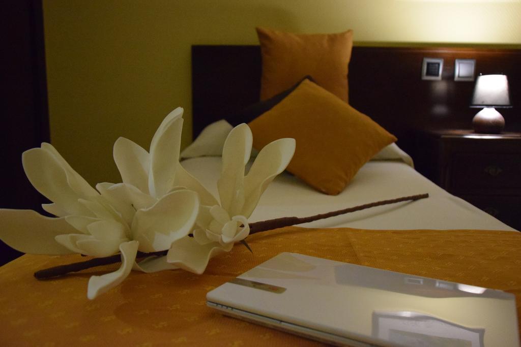 Hotel Complutense Алькала-де-Енарес Екстер'єр фото