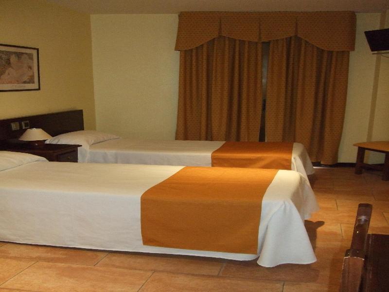 Hotel Complutense Алькала-де-Енарес Екстер'єр фото
