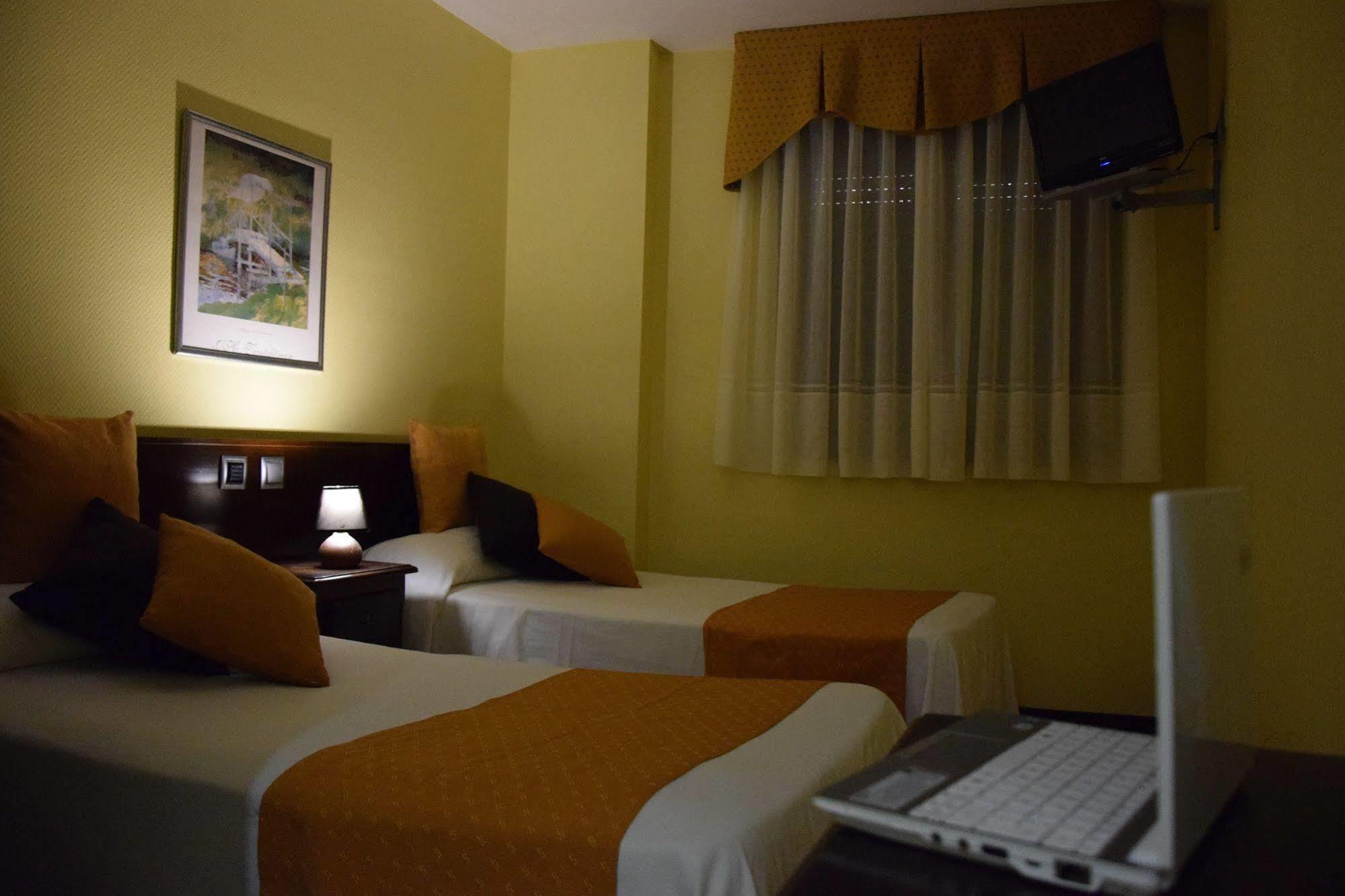 Hotel Complutense Алькала-де-Енарес Екстер'єр фото