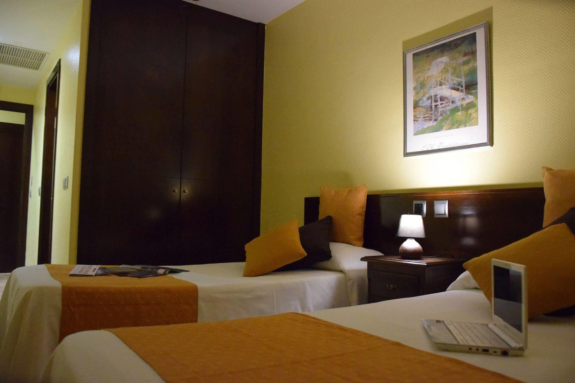 Hotel Complutense Алькала-де-Енарес Екстер'єр фото